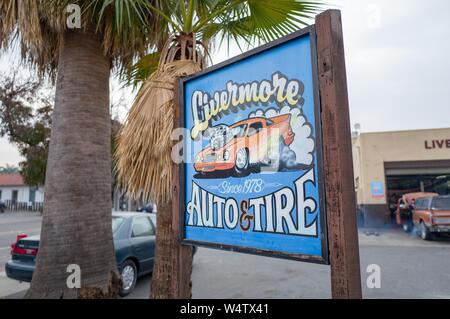 Style rétro pour signer Livermore et Auto pneu, une petite entreprise de réparation de voiture classique en opération depuis 1978, dans la petite ville de Livermore, Californie, le 19 novembre 2018. () Banque D'Images