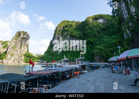 Quang Ninh, Vietnam, 14 Octobre 2018 : sur la baie d'Halong Cruise ship parking à t la caverne Sung Sot ou surprise Grotte de la Baie d'Ha Long, le wold heritage s Banque D'Images
