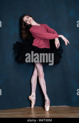 Ballerine en ballet pose dans un studio photo Banque D'Images