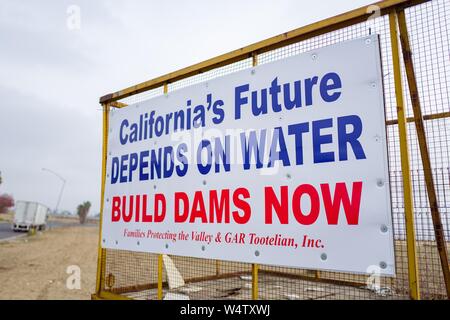 Inscrivez-vous dans la vallée de San Joaquin en Californie pour protester contre la politique de l'eau, avec lecture de texte dépend l'avenir de la Californie sur l'eau, construire des barrages, maintenant le long de l'autoroute Interstate 5, créé par groupe politique famille protégeant la vallée, 9 décembre 2018. () Banque D'Images