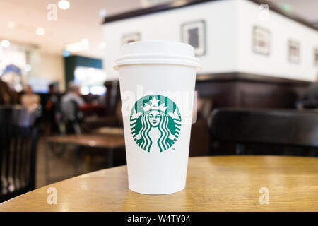 Jakarta, Indonésie, 31 Décembre 2018 : Avis d'un verre de café Starbucks de papier sur la table en bois au centre commercial Grand Indonesia, Jakarta, Indonésie Banque D'Images