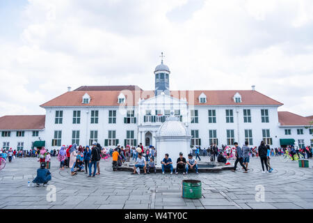 Jakarta, Indonésie - 2 janvier, 2019 : Voir des gens prendre en face de musée d'histoire de Jakarta, en tant que connu comme Musée Fatahillah ou Musée Batavia, qui Banque D'Images