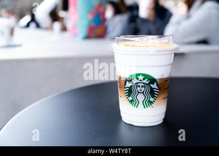 Tokyo, Japon - 17 mars 2019 : Avis de café Starbucks tasse avec logo de la marque sur la table en face de Starbucks Coffee parc Ueno Onshi, Tokyo, Japon. Banque D'Images