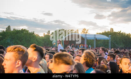 Kiev, Ukraine - 07.13.2019 : festival de musique en plein air le week-end de l'Atlas, cinquième jour. Génération y sont à la relaxine music festival. Les gens dansent dans l'ope Banque D'Images