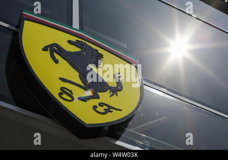 Hockenheim, Allemagne. Le 25 juillet, 2019. Sport : Championnat du Monde de Formule 1, Grand Prix d'Allemagne. Le soleil se reflète dans la fenêtre de l'Ferrari Camping dans le paddock. Crédit : Jan Woitas/dpa-Zentralbild/dpa/Alamy Live News Banque D'Images