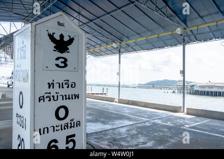 Vue de l'embarcadère pour bateaux, dans le transfert de la terre de l'île de Samed, d'un parc national dans la province de Rayong w Banque D'Images