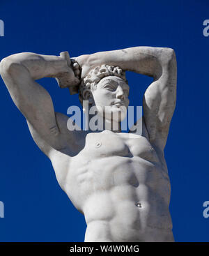 Une statue en pierre d'un coureur de relais dans le Stadio dei Marmo (en stade). La statue a son bras levés à sa tête et est à la recherche dans la distance Banque D'Images