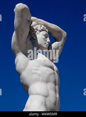 Une statue en pierre d'un coureur de relais dans le Stadio dei Marmo (en stade). La statue a son bras levés à sa tête et est à la recherche dans la distance Banque D'Images