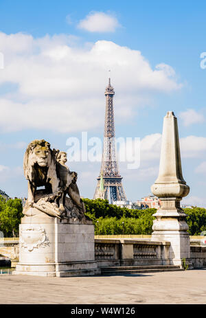 La Tour Eiffel à Paris, France, vu depuis le pont Alexandre III avec un lion sculpture dans l'avant-plan. Banque D'Images