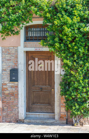 Venise, Italie - 17 MAI 2019 : typique porte antique à Venise Banque D'Images