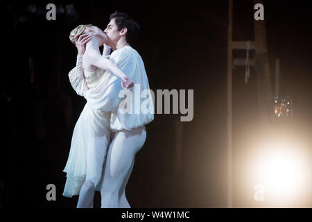 Baiser passionné de Roméo et Juliette. Ballerine dansé par Sarah Lamb avec Federico Bonelli. Banque D'Images