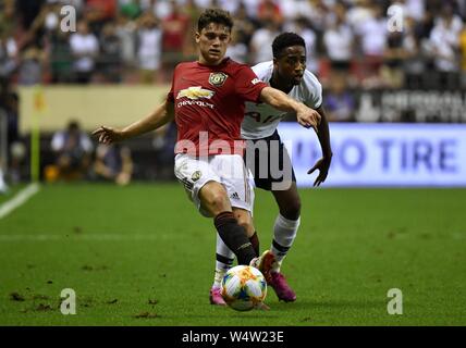 (190725) -- SHANGHAI, le 25 juillet 2019 (Xinhua) -- Daniel James (avant) de Manchester United attaques dans la Coupe des Champions internationaux 2019 football match entre Manchester United et Tottenham Hotspur à Shanghai, la Chine orientale, le 24 juillet 2019. Xinhua/Stringer Banque D'Images