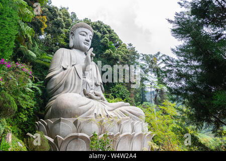 L'emblématique de la Grande Statue de Bouddha en pierre à Chin Swee Caves Temple, le temple Taoïste à Genting Highlands, Pahang, Malaisie Banque D'Images