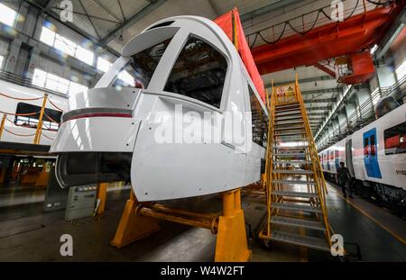 (190725) -- CHANGCHUN, 25 juillet 2019 (Xinhua) -- Photo prise le 25 juillet 2019 montre un système anti-explosion des trains légers sur rail fabriqué jin CRRC Changchun Véhicules ferroviaires Co., Ltd. à Changchun, capitale de la province de Jilin en Chine du nord-est. Un train léger sur rail qui seront exportés vers Israël sort de la chaîne d'assemblage dans le nord-est de Changchun city chinois mardi. Le train, fabriqué par CRRC Changchun Véhicules ferroviaires Co., Ltd., sera utilisé pour la ligne rouge du système de métro léger dans la ville israélienne de Tel Aviv. La ligne de 23 km est le programme d'être mis en Banque D'Images