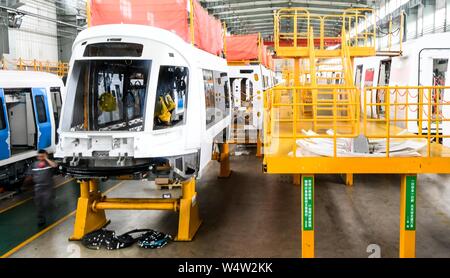 (190725) -- CHANGCHUN, 25 juillet 2019 (Xinhua) -- Photo prise le 25 juillet 2019 montre un système anti-explosion des trains légers sur rail d'être fabriquées dans le CCRR Changchun Véhicules ferroviaires Co., Ltd. à Changchun, capitale de la province de Jilin en Chine du nord-est. Un train léger sur rail qui seront exportés vers Israël sort de la chaîne d'assemblage dans le nord-est de Changchun city chinois mardi. Le train, fabriqué par CRRC Changchun Véhicules ferroviaires Co., Ltd., sera utilisé pour la ligne rouge du système de métro léger dans la ville israélienne de Tel Aviv. La ligne de 23 km est le programme d'être mis en Banque D'Images