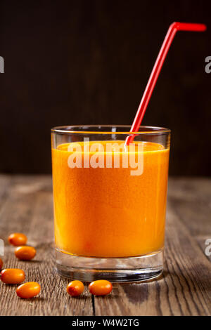 Deux verres de jus d'argousier avec baies de l'argousier au premier plan. Close-up Banque D'Images