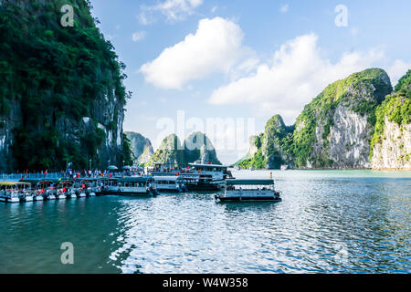 Quang Ninh, Vietnam, 14 Octobre 2018 : sur la baie d'Halong Cruise ship parking à t la caverne Sung Sot ou surprise Grotte de la Baie d'Ha Long, les patrimoines wold Banque D'Images