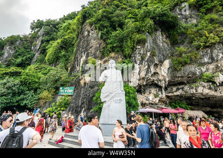 Quang Ninh, Vietnam, 14 Octobre 2018 : meilleur marché autour de l'Île Ti Top, une île dans la baie de Ha Long - patrimoine du monde au Vietnam. Banque D'Images
