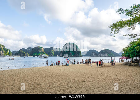 Quang Ninh, Vietnam, 14 Octobre 2018 : voir de voyageur vous détendre sur la plage de Ti Top Island, une île de la baie de Ha Long - Le site du patrimoine mondial en wold Banque D'Images