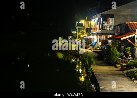 Kanchanaburi, Thaïlande - le 13 décembre 2017 : vue de la nuit de la belle E-Thong village, Pilok Thong Pha Phum,Parc National, la province de Kanchanaburi, Th Banque D'Images