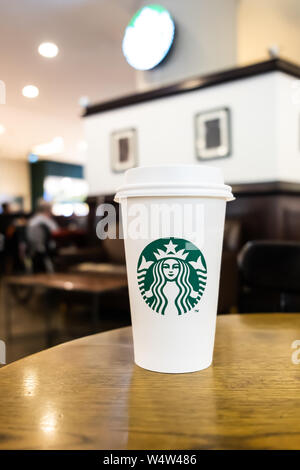 Jakarta, Indonésie, 31 Décembre 2018 : Avis d'un verre de café Starbucks de papier sur la table en bois au centre commercial Grand Indonesia, Jakarta, Indonésie Banque D'Images