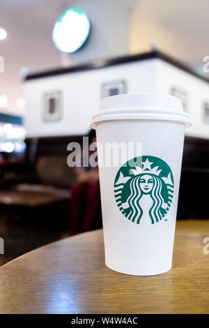 Jakarta, Indonésie, 31 Décembre 2018 : Avis d'un verre de café Starbucks de papier sur la table en bois au centre commercial Grand Indonesia, Jakarta, Indonésie Banque D'Images