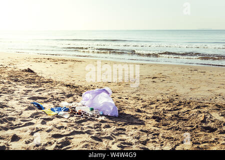 Sac en plastique d'un volontaire pour reprendre les déchets rejetés par la mer, les gens de l'air pour nettoyer la nature et en ramassant les ordures de la rive, campagne Banque D'Images