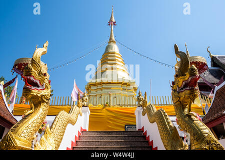 Chiang Mai, Thaïlande - 24 Février, 2019 : Vue de la pagode d'or de Wat Phra That Doi Kham temple à Chiang Mai, Thaïlande. Banque D'Images