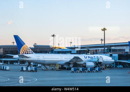 Chiba, Japon - Mars 24, 2019 : Avis de United Airlines avion, une grande compagnie aérienne américaine basée à la Willis Tower à Chicago, Illinois, stationnement à Banque D'Images