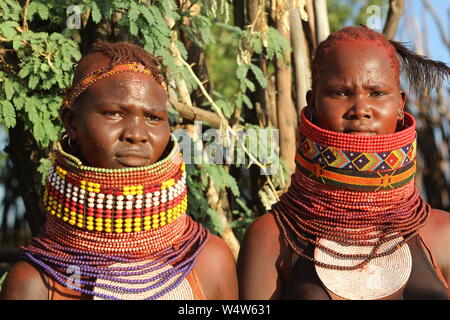 Turkana deux femmes portant des perles, peintes en rouge, au nord du Kenya orchre Banque D'Images