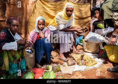 Les femmes de commerçants vendant le beurre et les oeufs dans un marché rural dans l'ouest de l'Ethiopie Banque D'Images