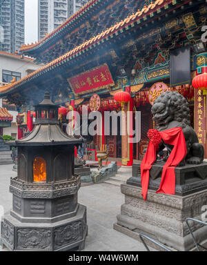 Guardian lion à Sik Sik Yuen Wong Tai Sin Temple, un temple Taoïste à New Kowloon, Hong Kong, Chine Banque D'Images