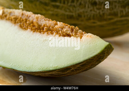 Pièce d'un juteux melon Piel de sapo avec un blotched green peel close up Banque D'Images