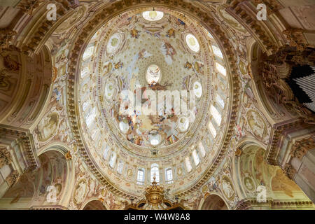 Vicoforte, Italie - 17 août 2016 : Sanctuaire de Vicoforte dôme baroque elliptique avec des fresques et de colonnes, un grand angle dans le Piémont, Italie Banque D'Images