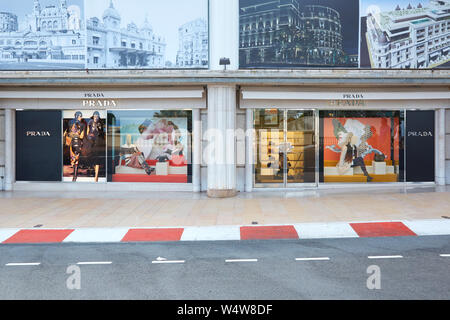 MONTE CARLO, MONACO - le 19 août 2016 : Prada fashion boutique de luxe à Monte Carlo, Monaco. Banque D'Images