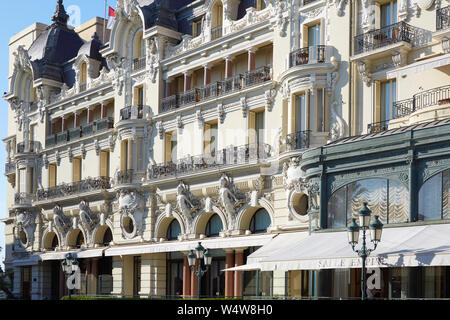 MONTE CARLO, MONACO - le 21 août 2016 : Hôtel de Paris, hôtel de luxe dans un jour d'été ensoleillé à Monte Carlo, Monaco. Banque D'Images