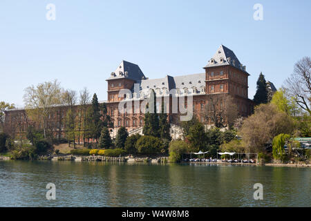 TURIN, ITALIE - 31 mars 2019 : Château du Valentino et façade de briques rouges fleuve Po dans le Piémont, Turin, Italie. Banque D'Images