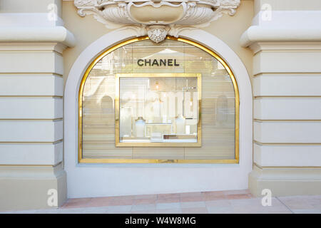 MONTE CARLO, MONACO - le 21 août 2016 : Chanel Mode et bijoux boutique de luxe dans la fenêtre Monte Carlo, Monaco. Banque D'Images