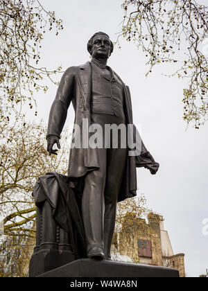 Statue de Sir Robert Peel par le sculpteur Matthieu Noble au Parlement Square Londres Banque D'Images