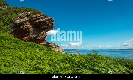 Superbe vue panoramique de Hawk's One (sens hawk's nose) (Hawk's Nib sur OS cartes) dans Kilchattan Bay, île de Bute montrant l'érosion côtière Banque D'Images