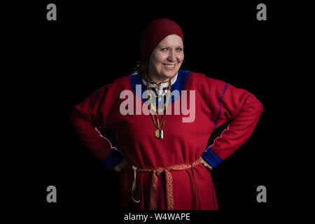 Femme mature habillée d'une robe rouge de l'époque des Vikings, la reconstruction historique du costume d'une riche femme scandinave de 11 siècle, Close up Banque D'Images