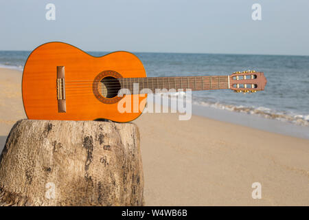 La guitare sur plage de sable fin de la belle mer de l'été Banque D'Images