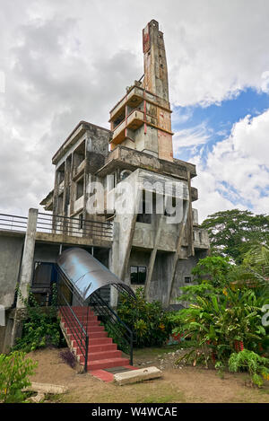 Faible angle de vue d'un étrange bâtiment en béton inachevé bizarres en ville Cuartero aux Philippines. Les personnes vivant seules dans l'étage inférieur. Banque D'Images