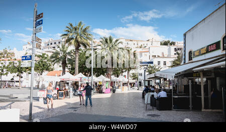 Albufeira, Portugal - 3 mai 2018 : l'atmosphère de la rue et une boutique de souvenirs et de restaurants dans une architecture de centre-ville animé, où les touristes Banque D'Images