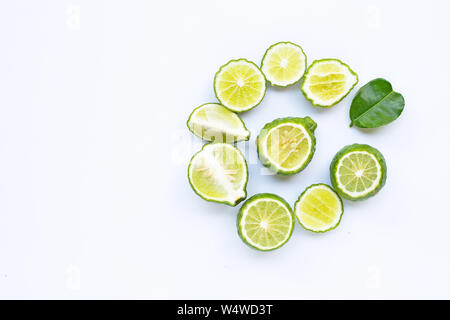 Lime kaffir bergamote fraîche herbe isolé sur blanc. Copy space Banque D'Images