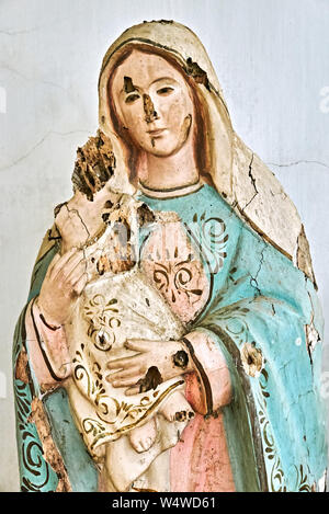 Vieux sculpture de la Vierge Marie avec Jésus bébé à l'intérieur de l'église paroissiale de San Antonio de Padua dans Cuartero, ville, province de Capiz aux Philippines Banque D'Images