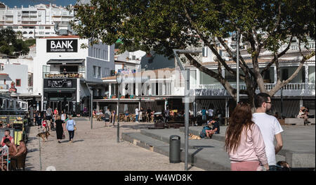 Albufeira, Portugal - 3 mai 2018 : l'atmosphère de la rue et une boutique de souvenirs et de restaurants dans une architecture de centre-ville animé, où les touristes Banque D'Images