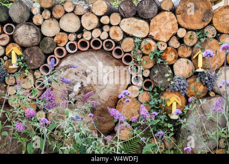 Voir Jardin de Tatton Park Flower Show, 2019, l'intégration de fonctionnalités telles que l'amicale de la faune des troncs et des cannes de bambou pour les insectes, Cheshire, Royaume-Uni Banque D'Images