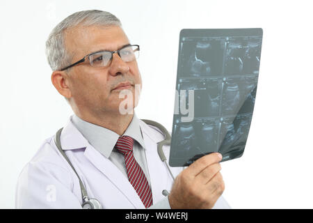 Indian male doctor examining x-ray report Banque D'Images