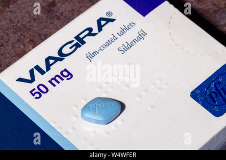 Une boîte de Viagra Viagra avec une tablette. Viagra est fabriqué par la US Drug et pharmaceutical corporation PFI Banque D'Images